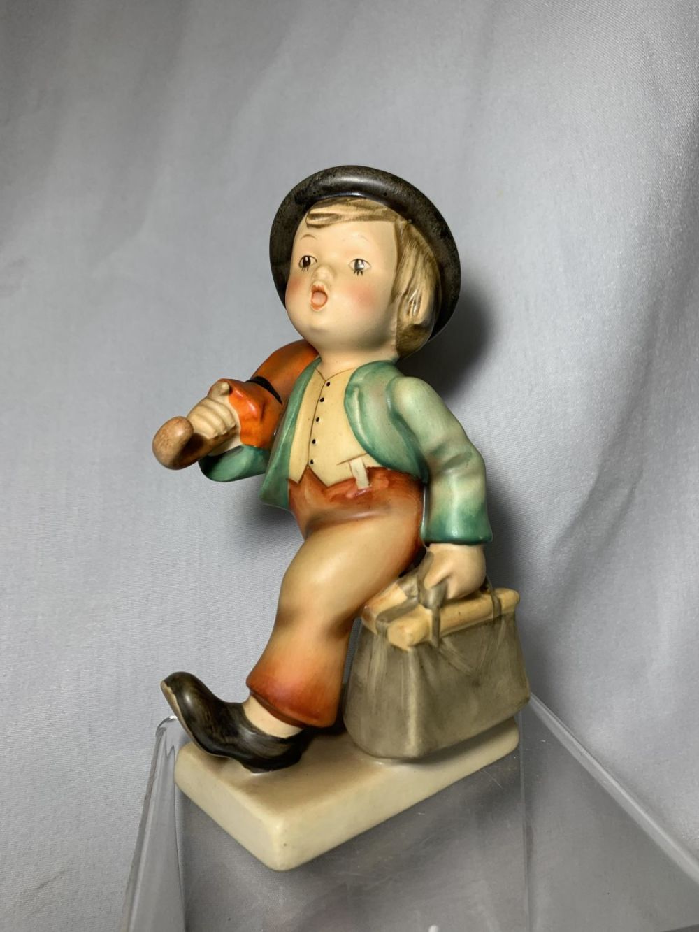 Lot 158: Traveling Hummel .