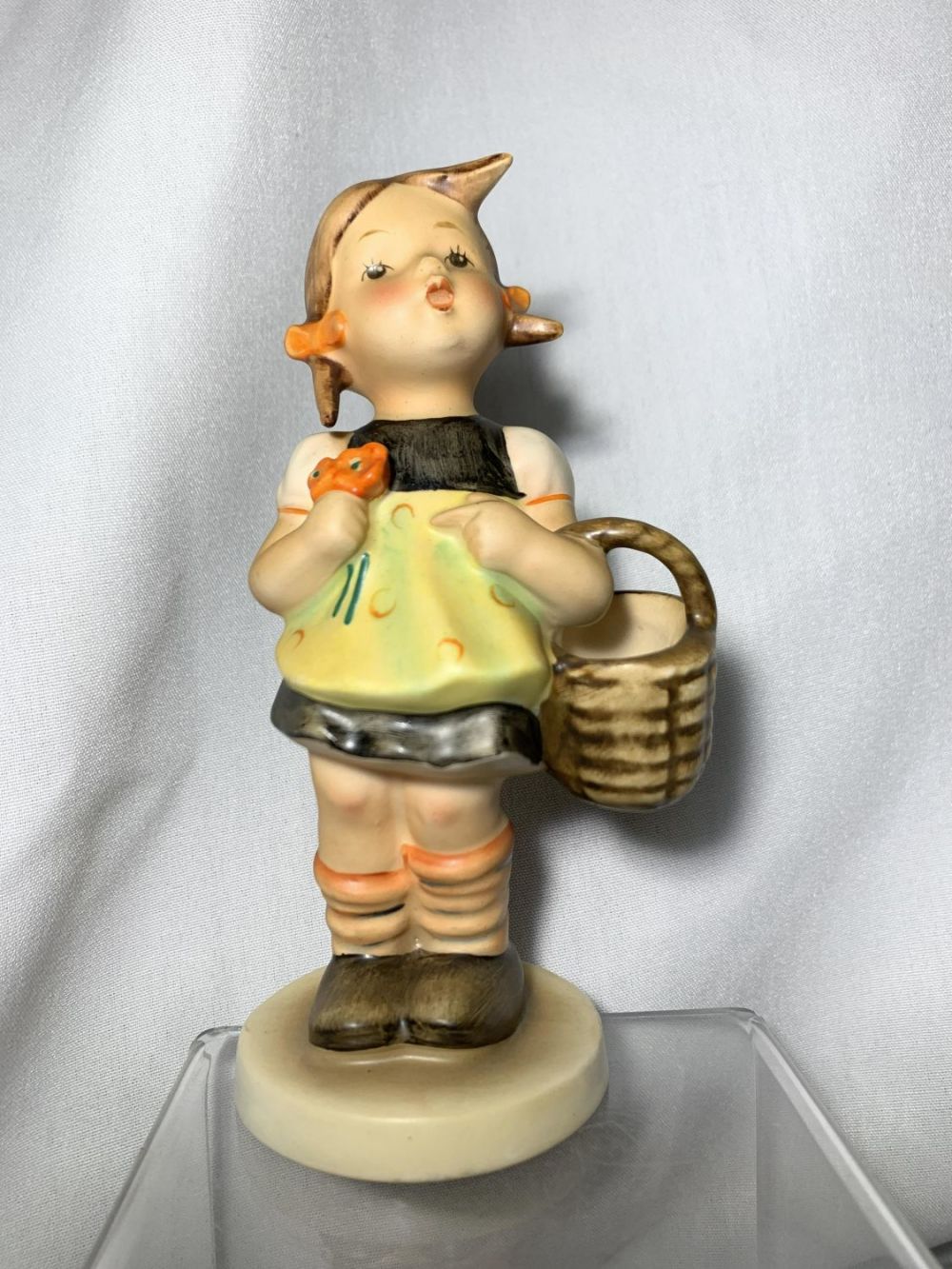 Lot 187: Picnic Hummel .