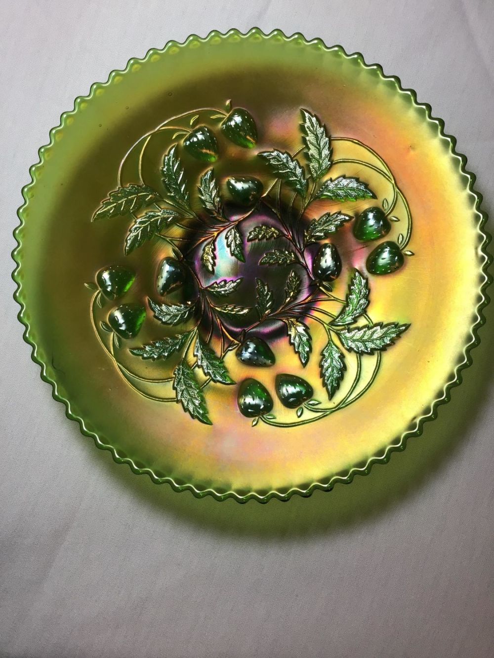 Lot 151: Iridescent Strawberry Bowl Centerpiece 9?Âx1.75?Â