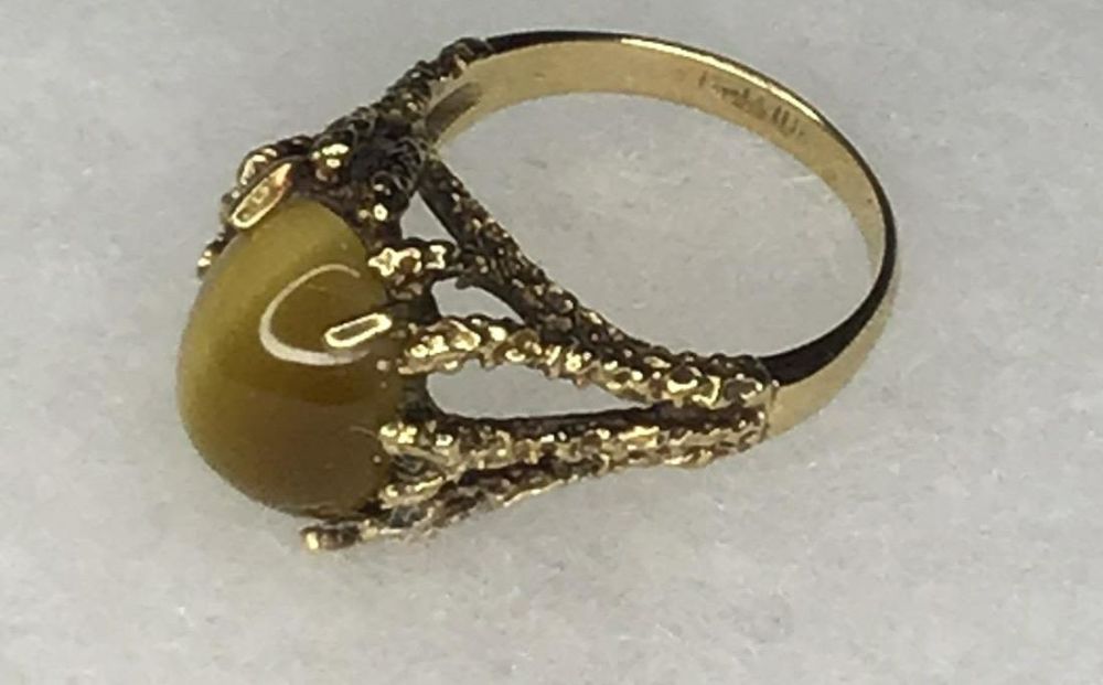 Lot 151: 10kt Star Saphire ring Ring size 6