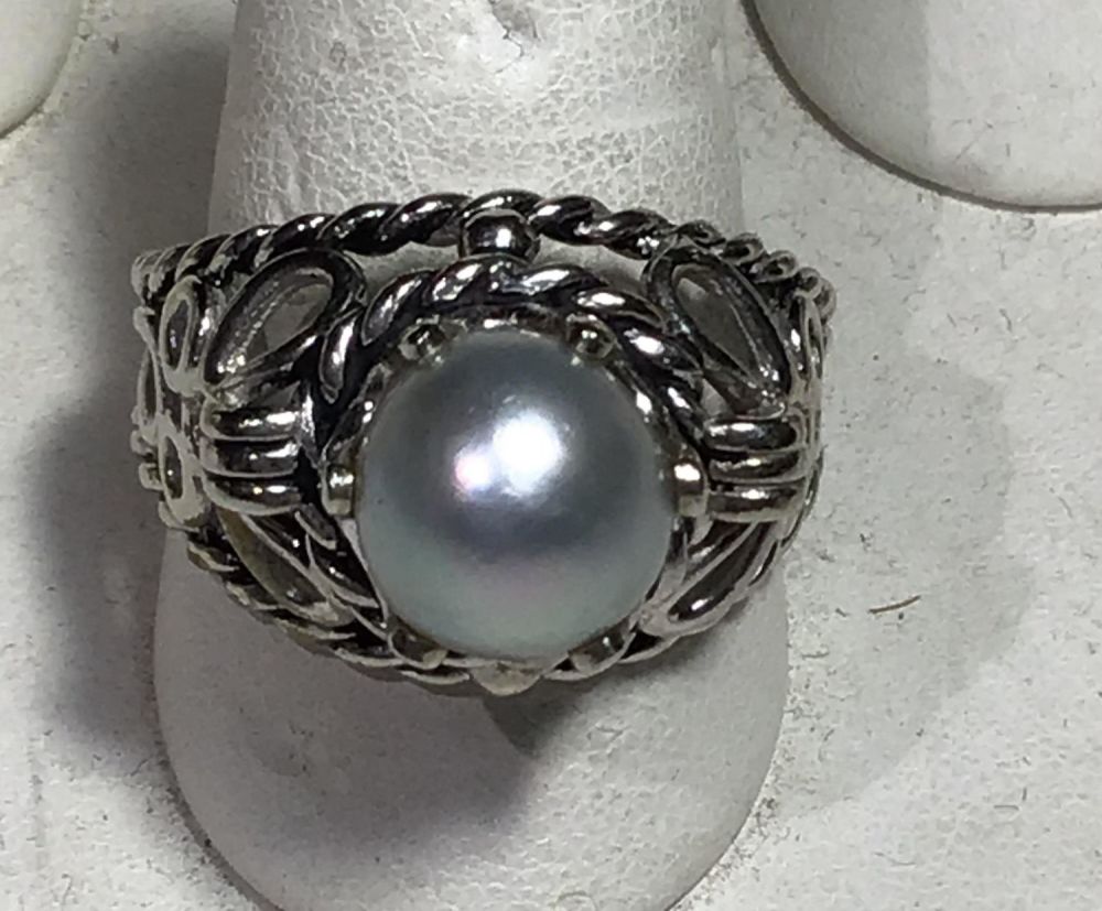 Lot 185: Sterling Ring w Large Pearl Ring Ring size 10