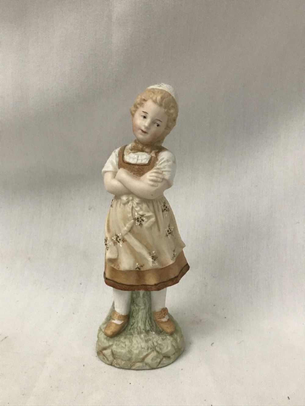 Lot 180: Schultz Marke Porcelain German Statue Measures 7.75