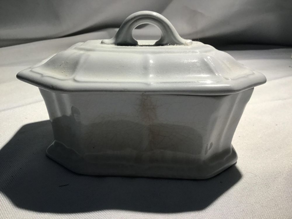Lot 197: Antique soap holder 5.5x4x3.75 inch dimensions