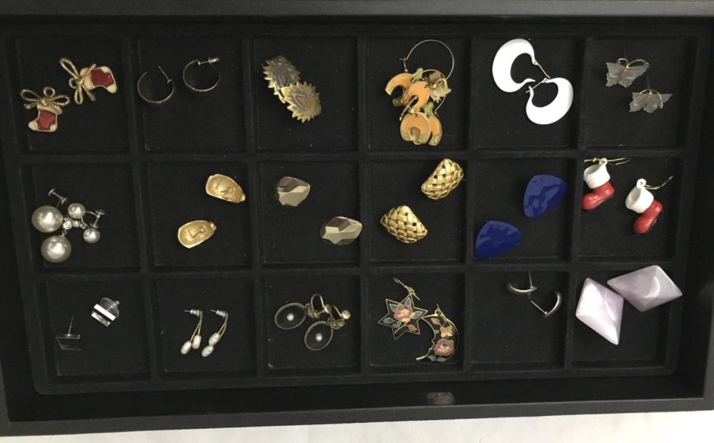 Lot 221: Costume Jewelry Earrings and pendants