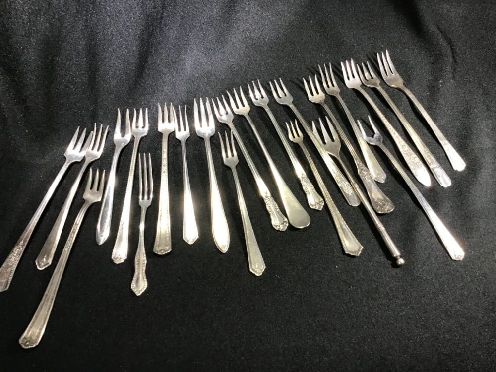 Lot 172: Vintage Silver Plate Small Elegant Forks 22 piece