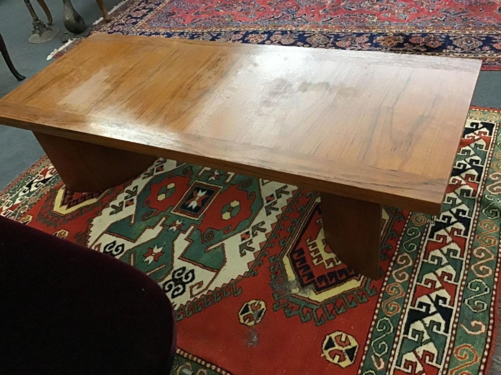 Lot 182: Mid Century Kroehler 1972 Marked Coffee Table Mid