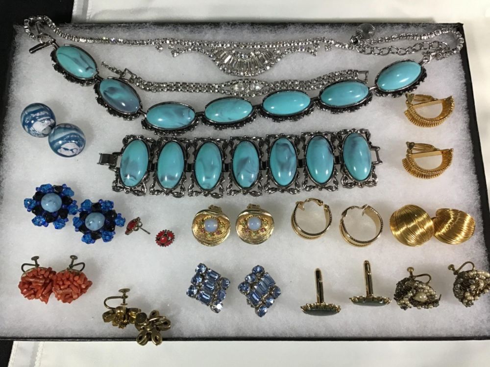 Lot 188: Costume Jewelry Necklaces bracelet earrings