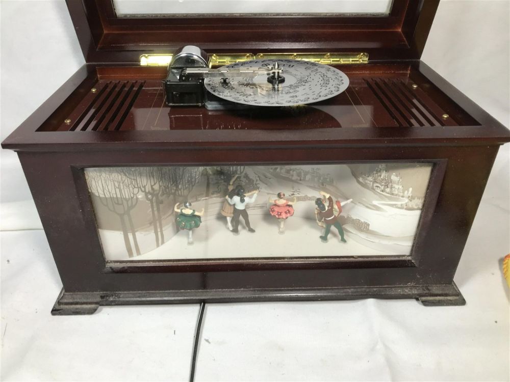 Lot 293: Mr Christmas Mechanical Collectible Music Box