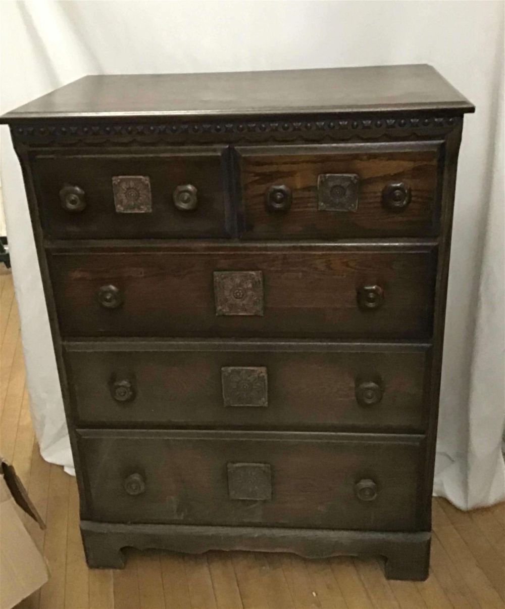 Lot 209: 5 Drawer Dresser .
