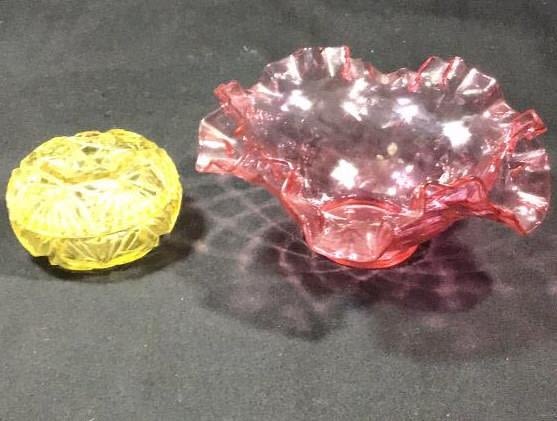 Lot 225: Vintage Fenton Ribbon Glass & Carved Glass Ring HOLDER
