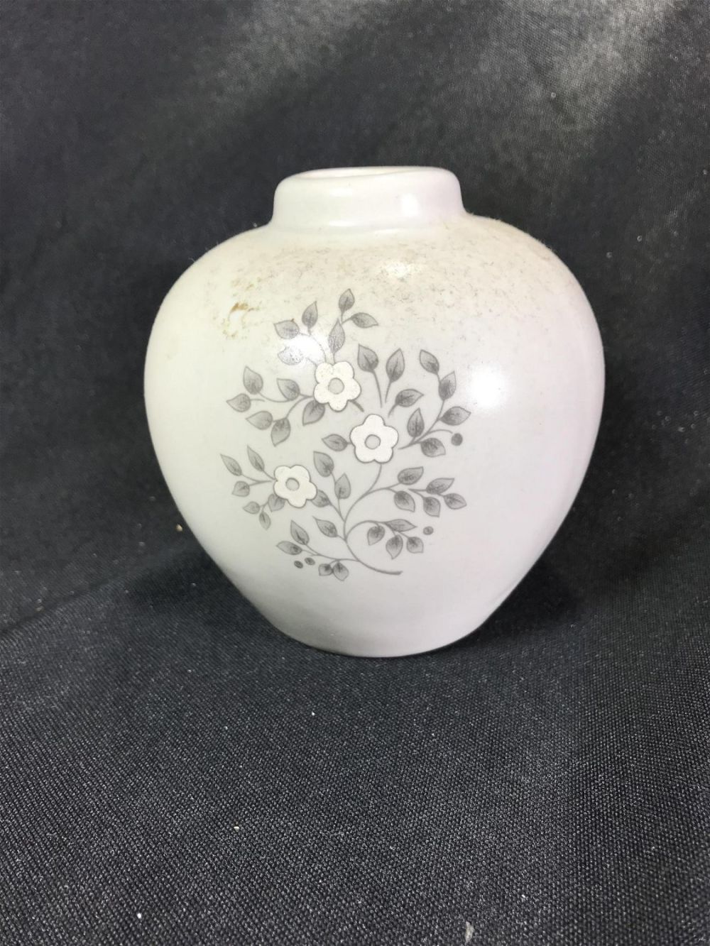 Lot 196: Pfaltzgraff Vase Measures 4 inches tall by 4.5 inches diameter