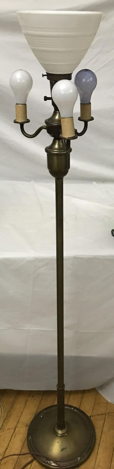Lot 160: Pole Lamp - works Measures approximately 5 foot tall