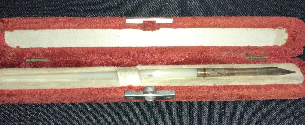 Lot 164: Vintage Fountain Ink Pen Case measures 7 inches long