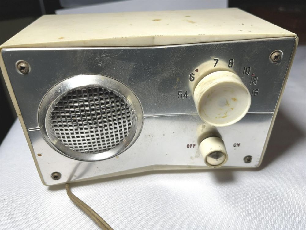 Lot 205: Superheterodyne Radio Measures 6.5 x 4.5 x 3.5 inches