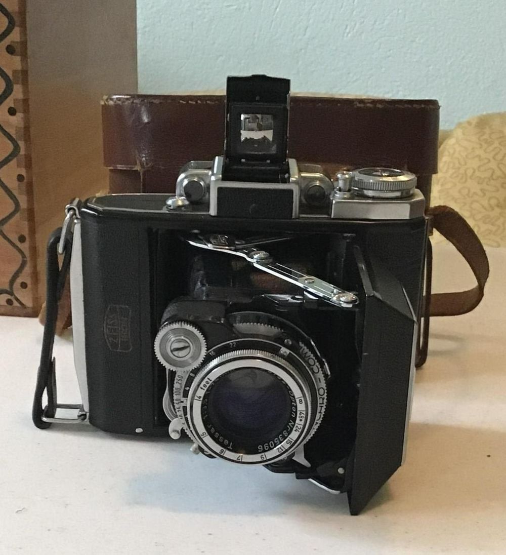 Lot 160: Vintage Zeiss Icon Camera .