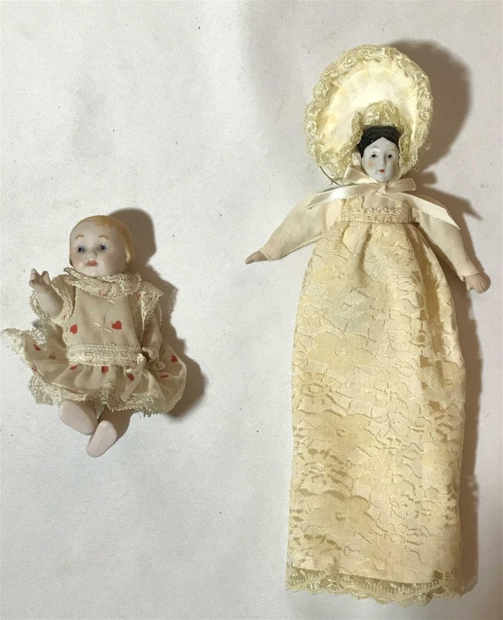 Lot 207: Victorian doll set, set of two .