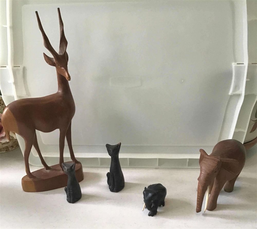 Lot 214: Wooden Animal Lot 5 pieces  2 cats, 2 elephants  a buck