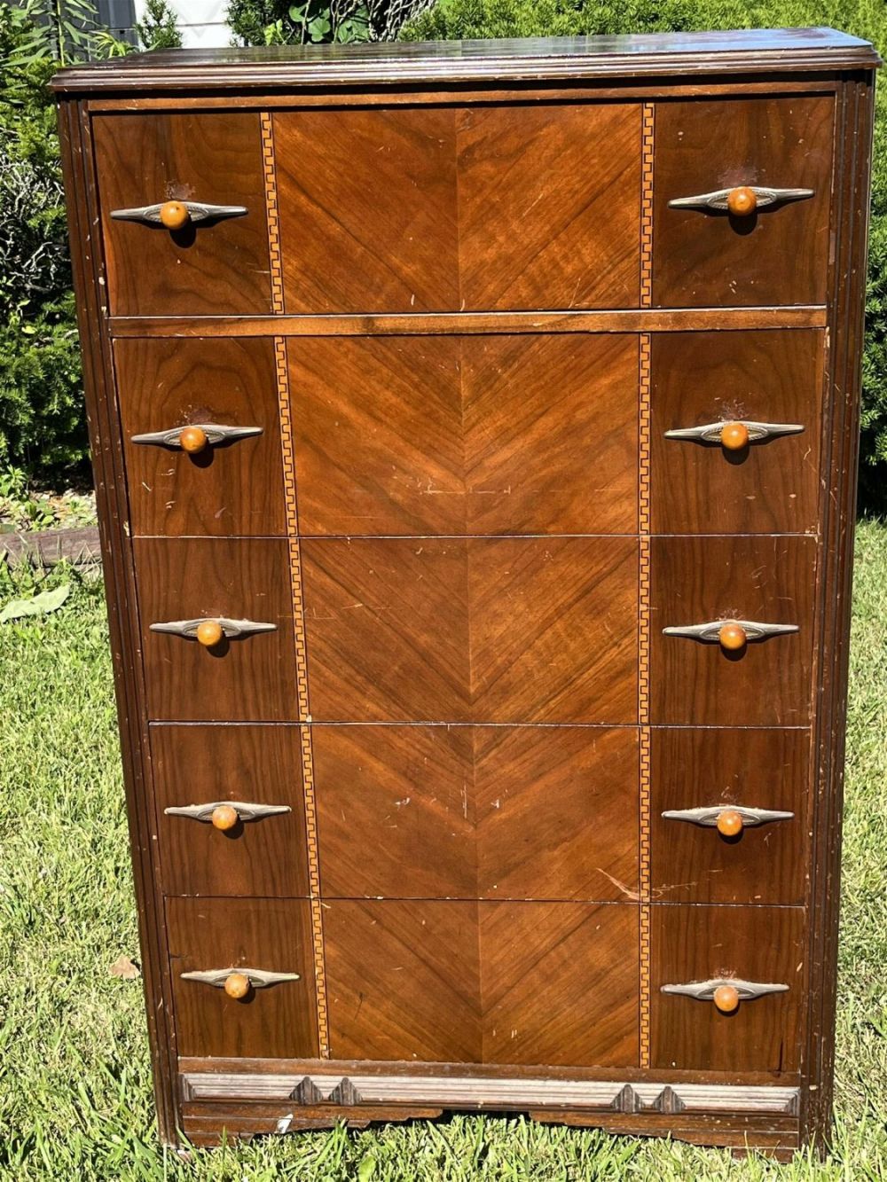 Lot 164: Art Deco w/ Bakelite Handle 5- Drawer Dresser .