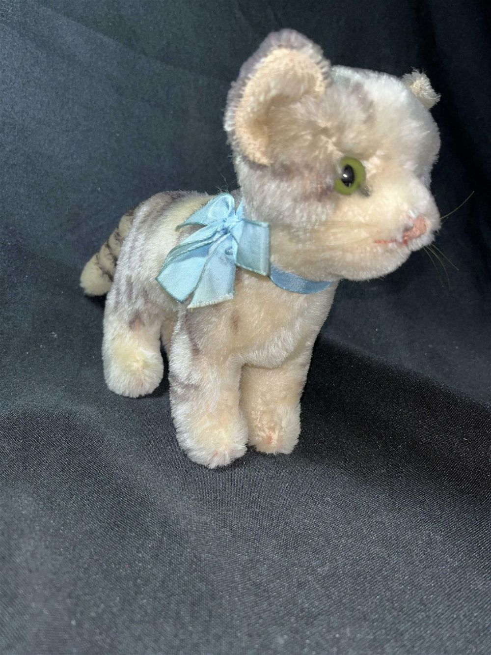 Lot 167: Steiff Lizzy Cat w/ blue Robbon Measures 6 tall by 9 inches long