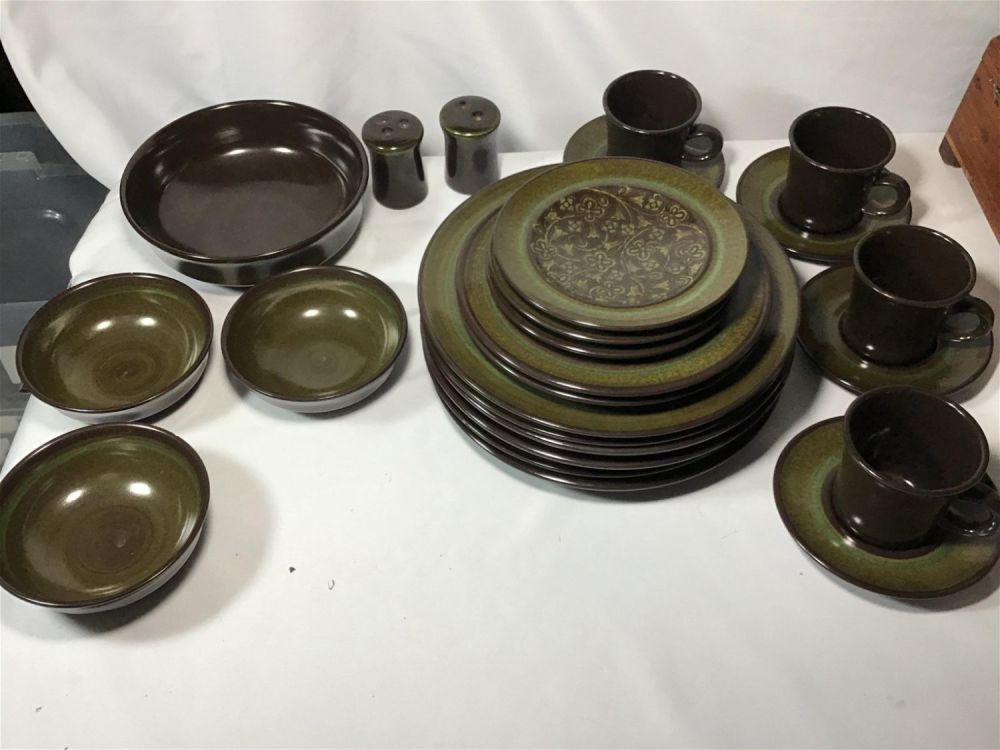 Lot 184: Franciscanware Serving Set - 70's Earthtone There are chips and cracks