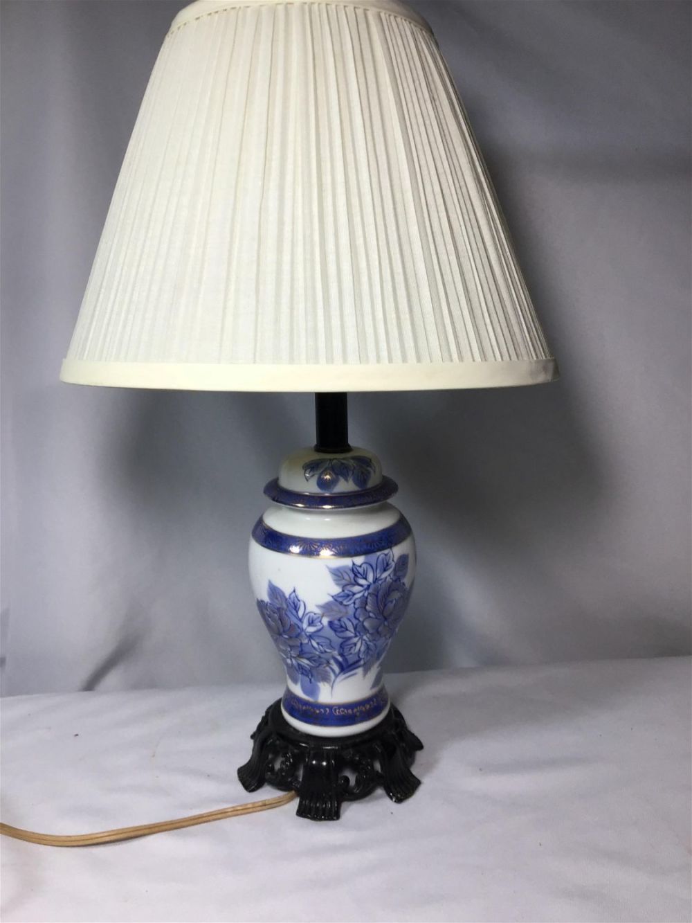 Lot 186: Elegant Table Lamp Measures 17.5 inches tall with shade Plug is warped