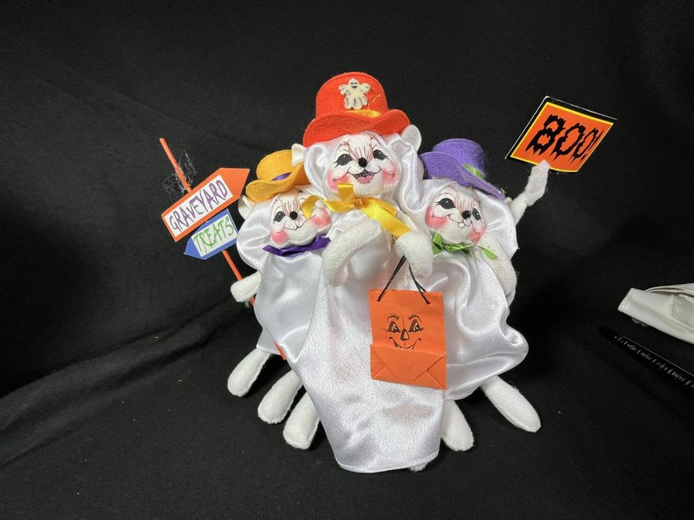 Lot 166: Annalee Ghostly Gathering measures approximately 9 inches tall