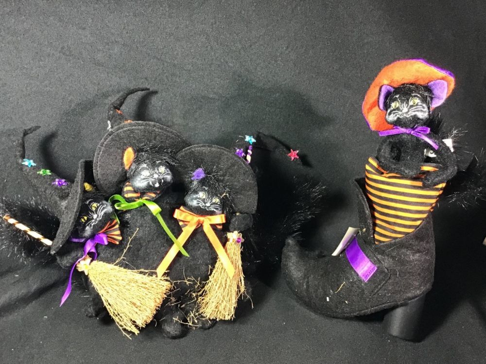 Lot 167: Annalee Black Cats 2 pieces  1 is trio of Halloween cats & 1 is Black Cat in Shoe