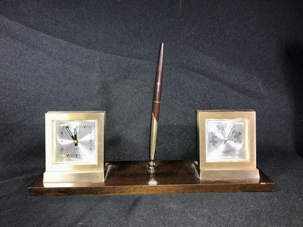 Lot 184: Fischer Prize 30 Year Award Desk Set Measures 12 inches wide