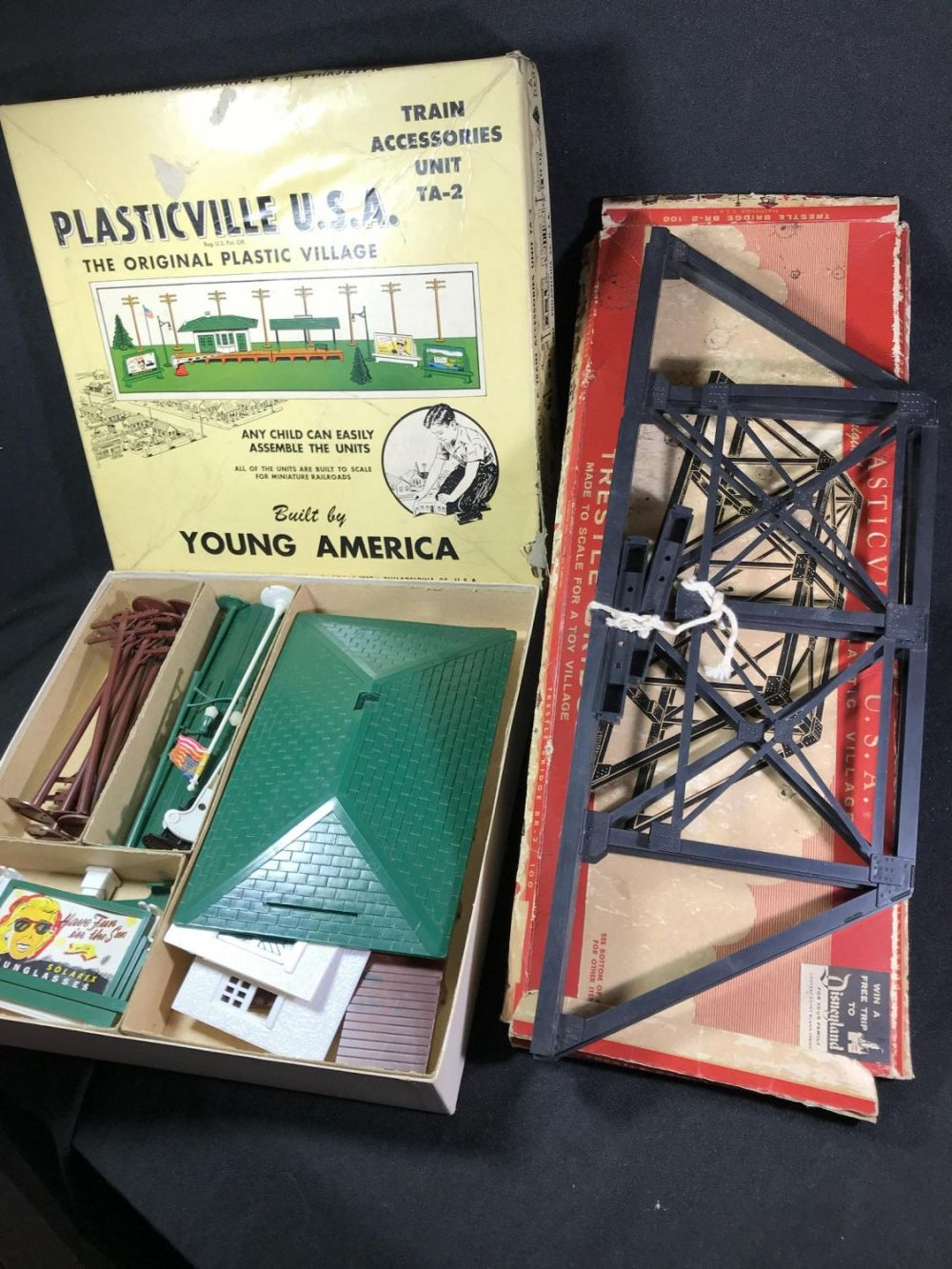 Lot 187: Plasticville USA Train Accessories & Bridge In original boxes