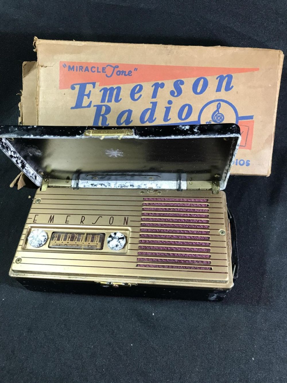 Lot 197: Vintage Emerson Radio in Org Box Box measures 10x5 inches needs cleaning!