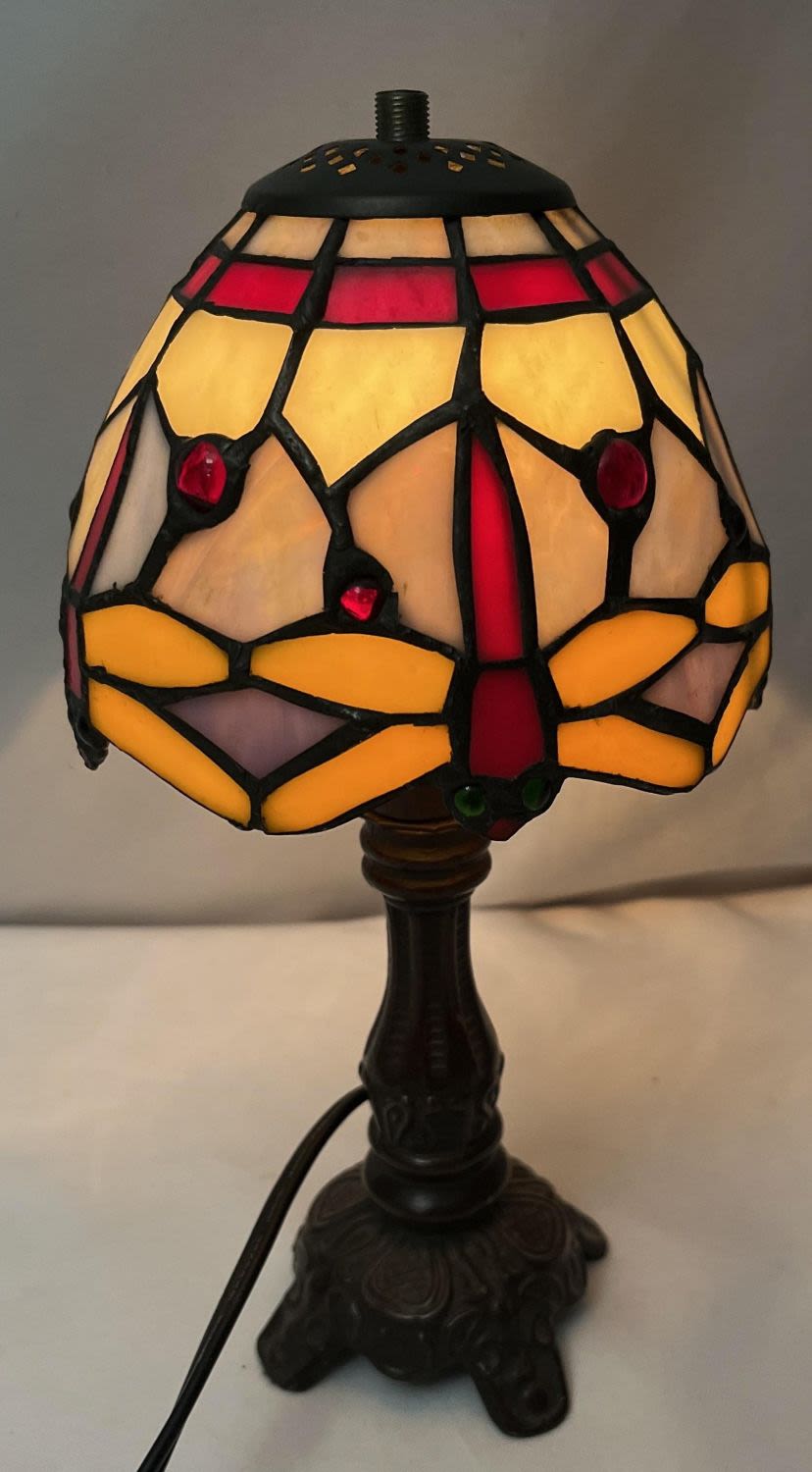 Lot 232: Leaded Glass Shade Lamp - Works! Measures 11 inches tall  Shade measures 5.5 inches diameter