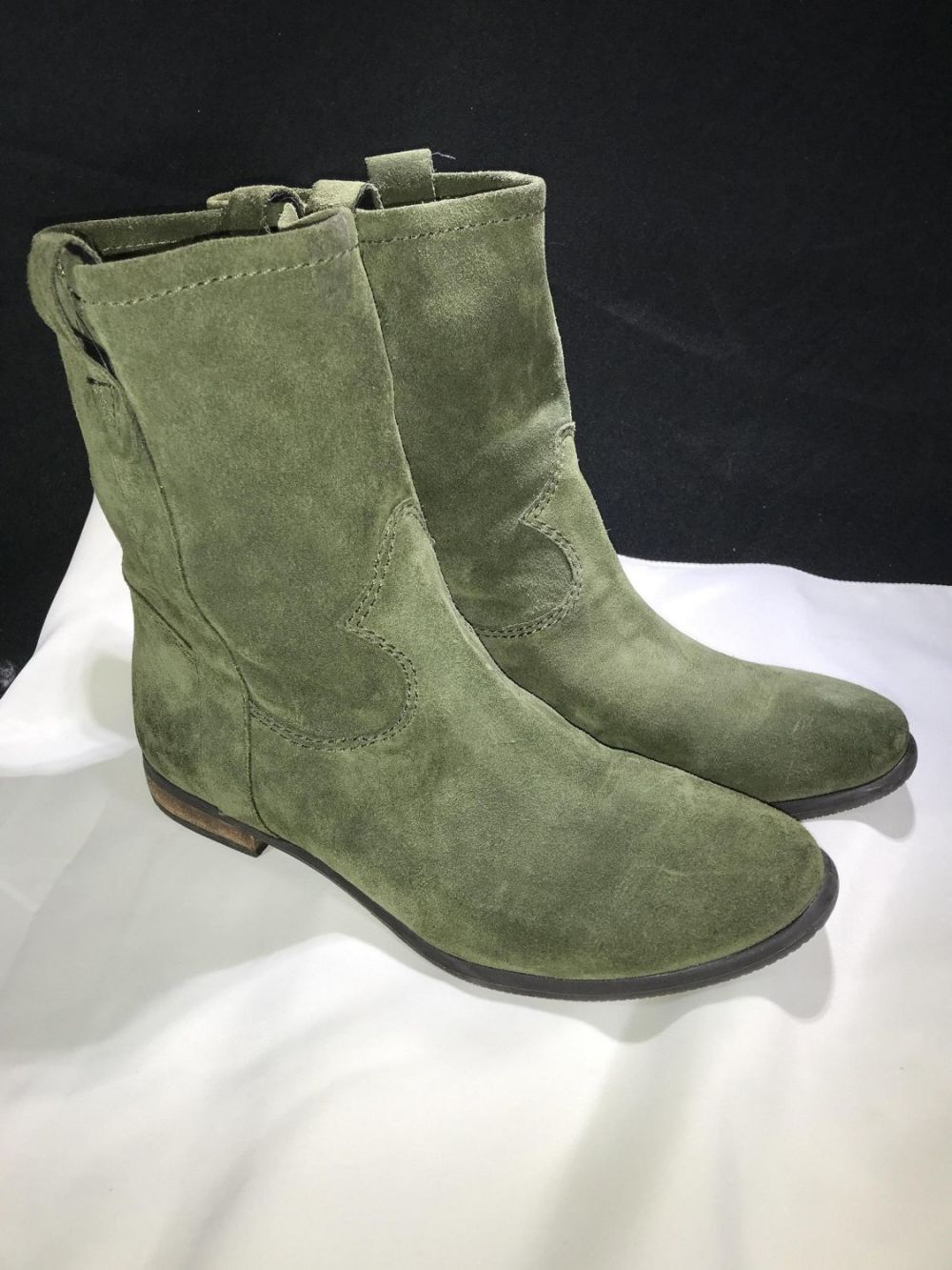 Lot 160: Vince Camuto Olive Hreen Boots Size 7 1/2 M