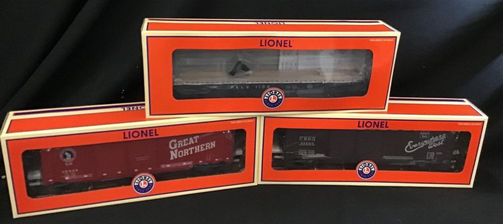 Lot 190: Lionel O Scale Rolling Stock Boxcar Lot of 3 CB&Q Boxcar 6-27221 P&LE PS-4 Flatcar 6-27511 Great