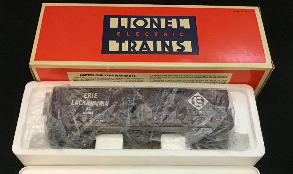 Lot 229: Lionell Lackawanna refrigerator car 6-51301