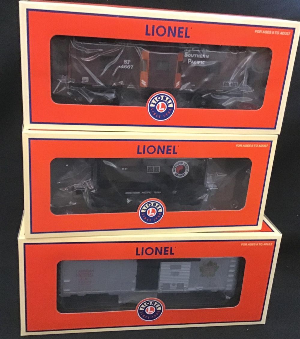 Lot 262: Lionel O Scale Rolling Stock Lot of 3 Southern Pacific Window Caboose 6-29835 Northern Pacific Ore