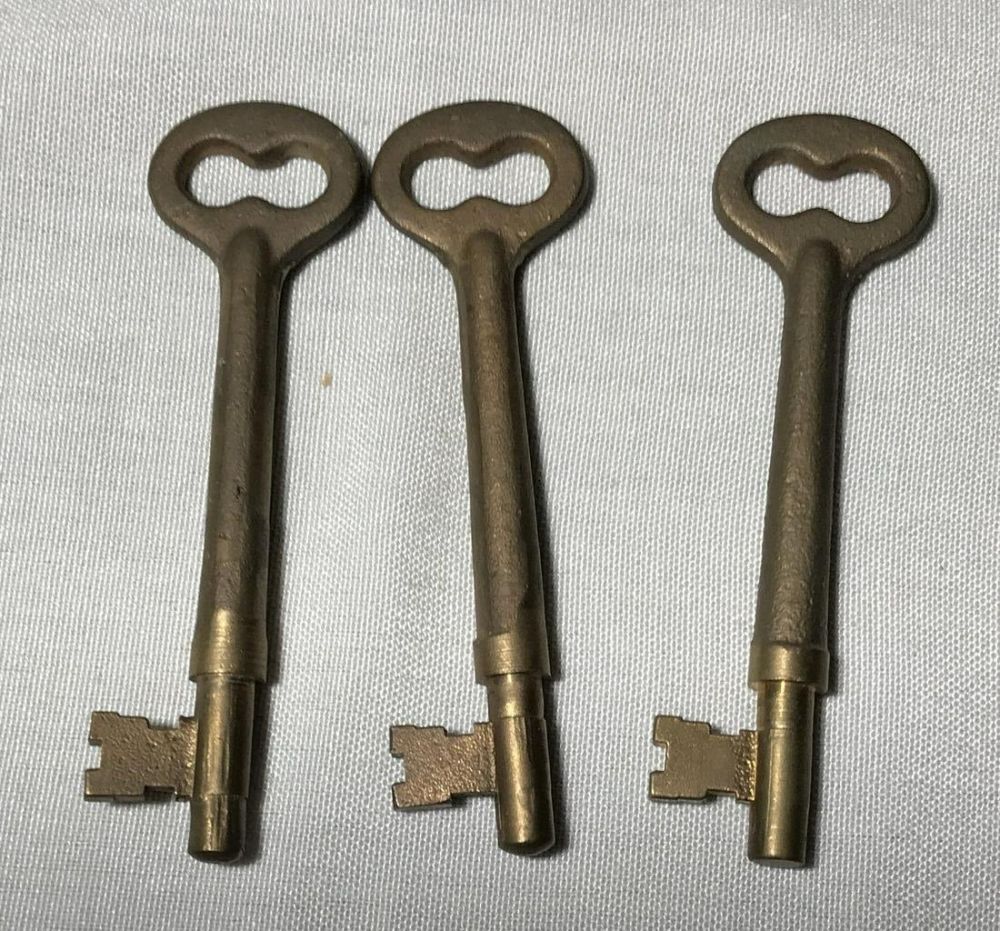 Lot 240: Skeleton Keys (3) .