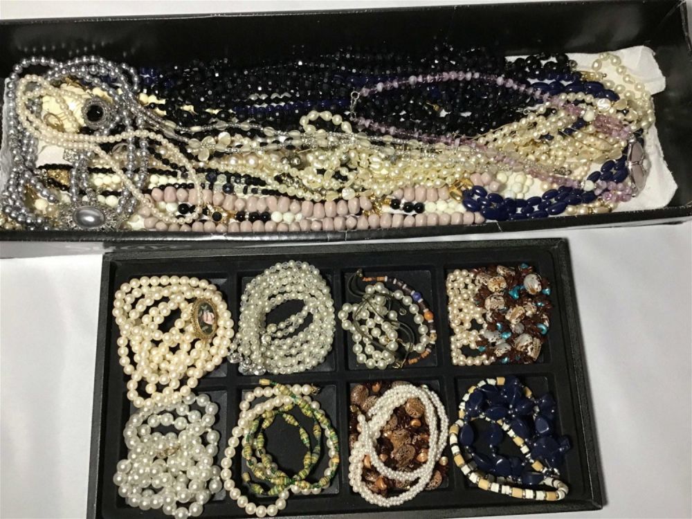Lot 152: Costume Necklace Collection: 2 Trays