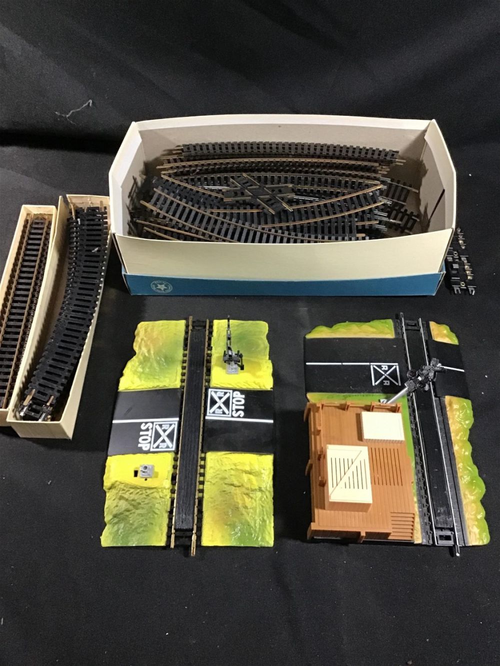Lot 210: 60 pieces of railroad tracks, straight and curved