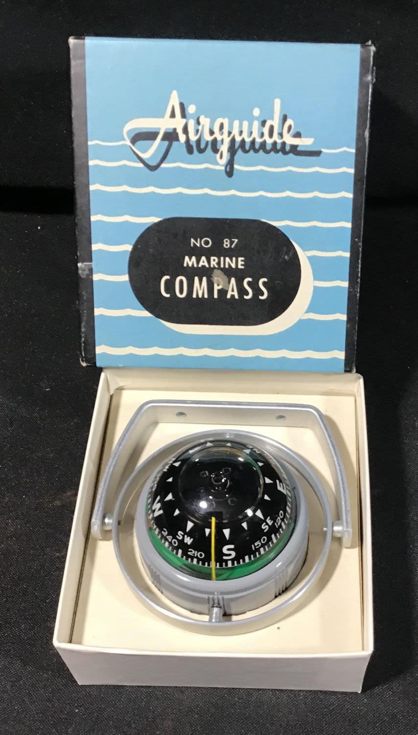Lot 221: Marine, compass