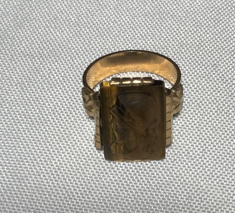 Lot 259: 18kt  Vintage Menâ€™s tigers eye cameo ring hand
