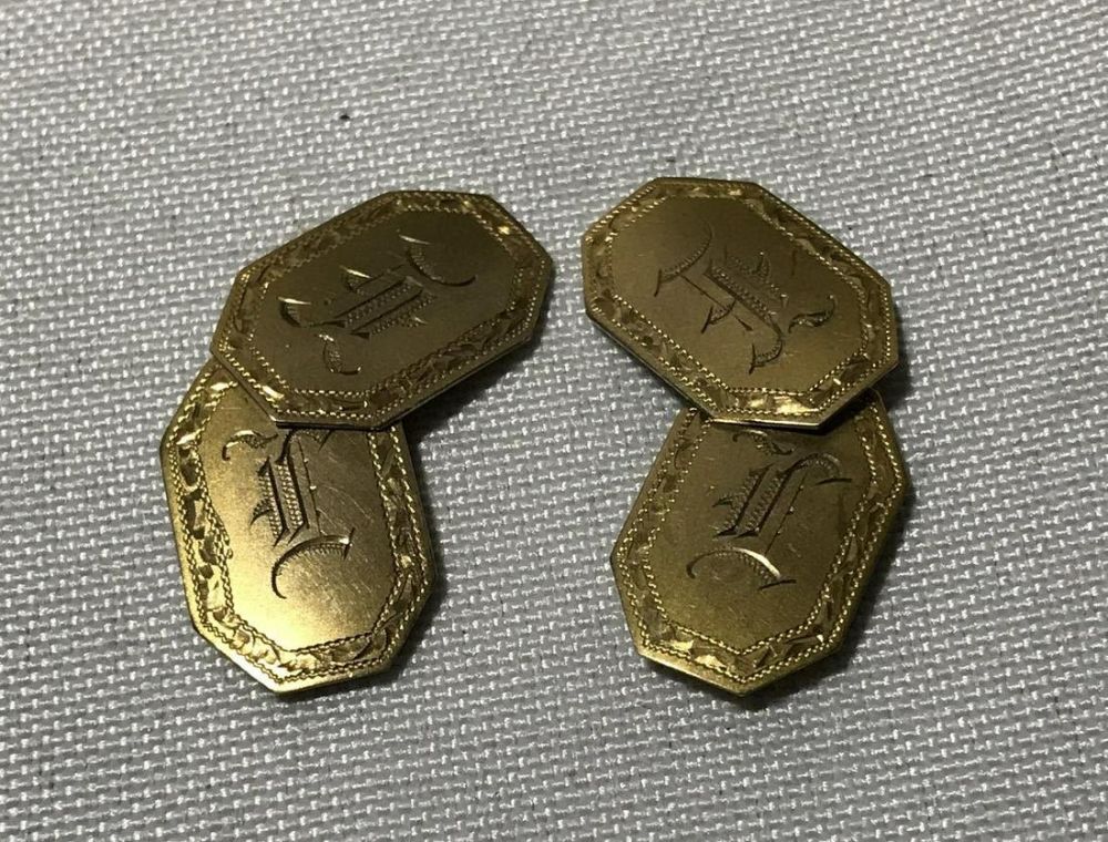 Lot 266: 10 Karat gold French style initial cufflinks