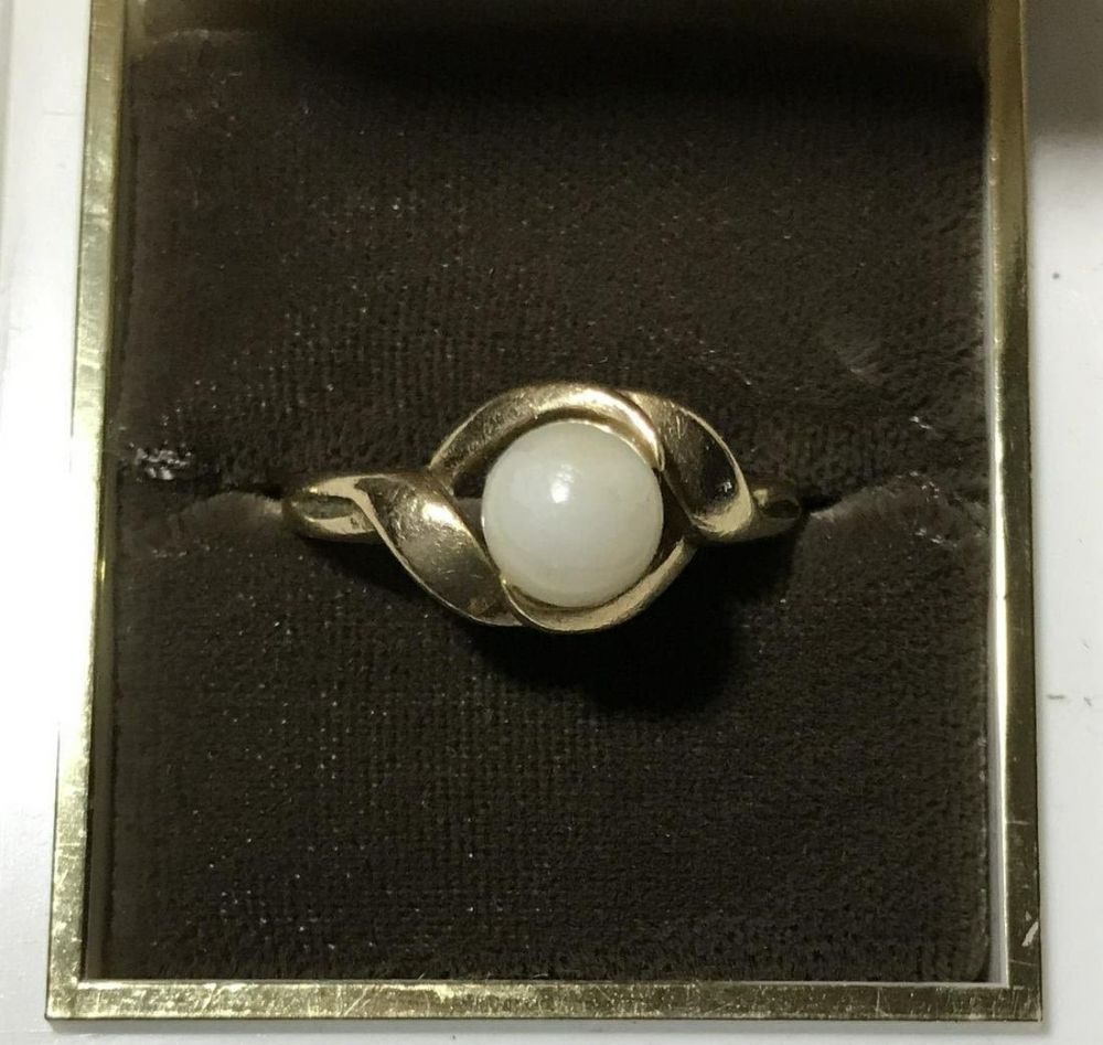 Lot 268: 14 karat gold ring pearl size 6 1/4