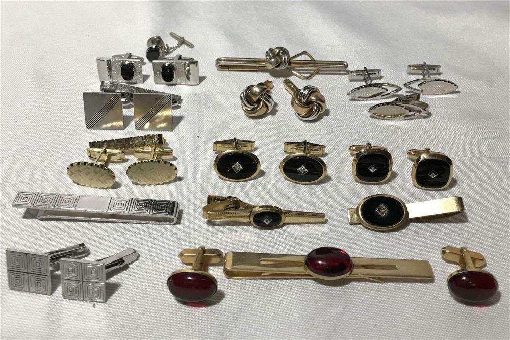 Lot 271: Vintage menâ€™s cufflinks and tie clip sets