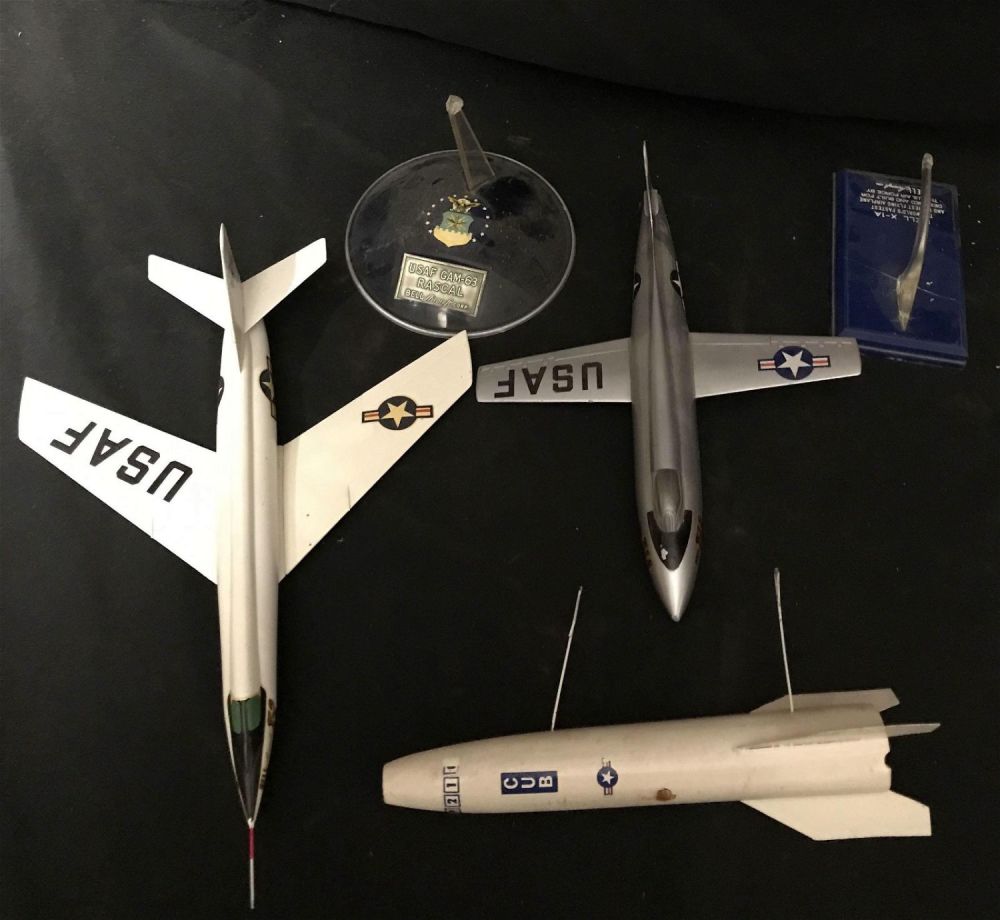 Lot 286: Bell aerospace pieces