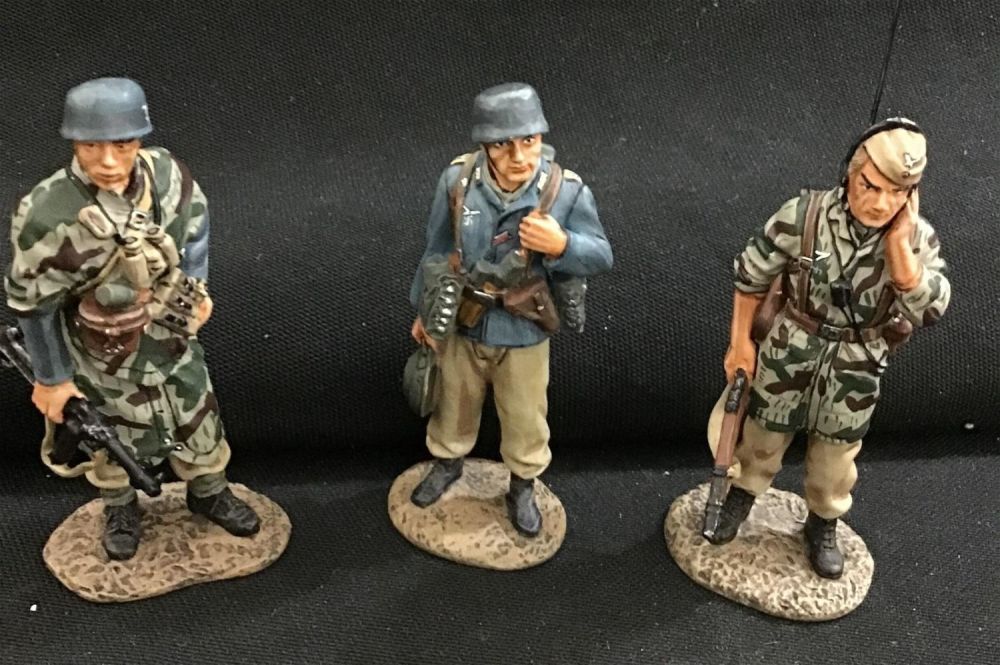 Lot 276: King & Country FJ06 - 3 soldiers