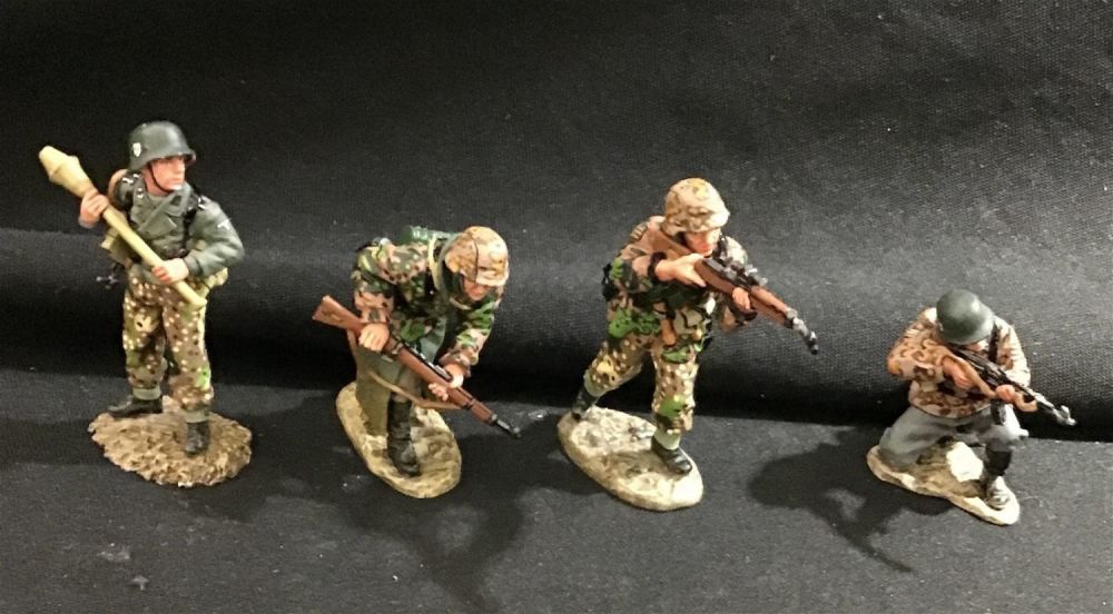 Lot 300: King & Country WS49 - 4 figures