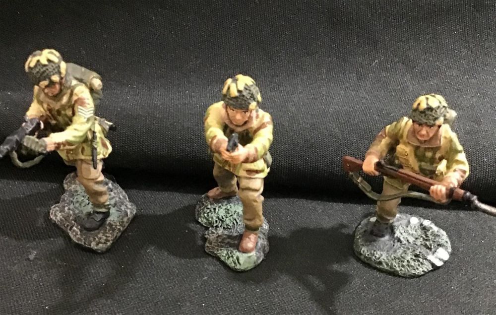 Lot 302: W Britain 17143 British paratroopers World War II