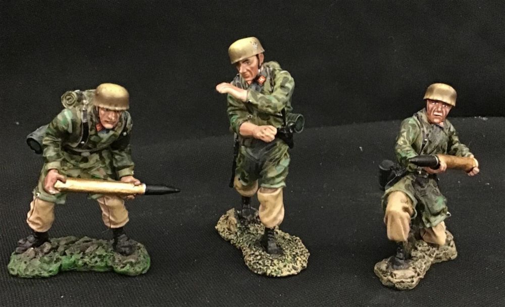 Lot 180: The Collectors Showcase FallschirmjÃ¤ger Figurines