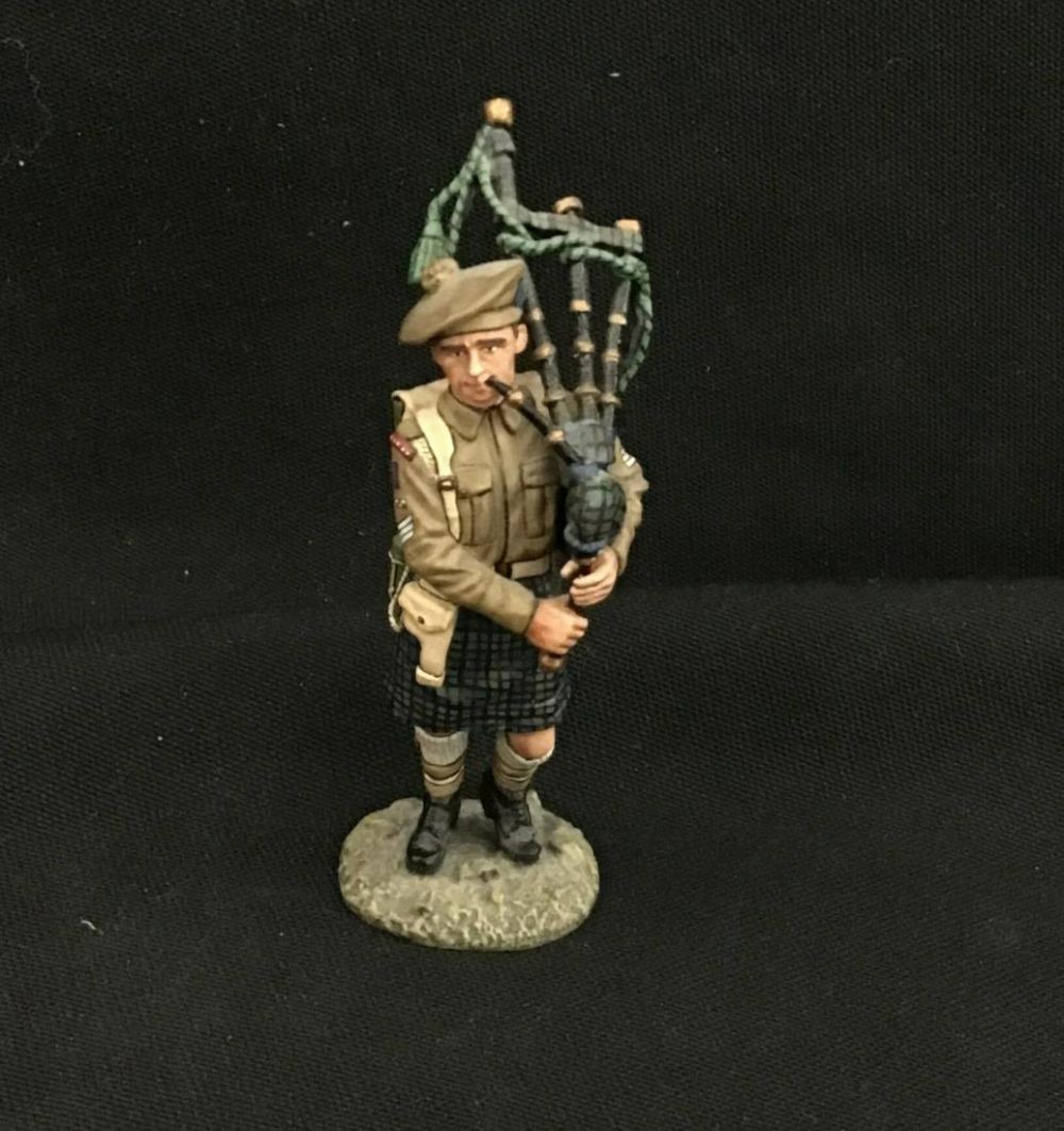 Lot 243: King & Country EA002 Scottish Bagpiper