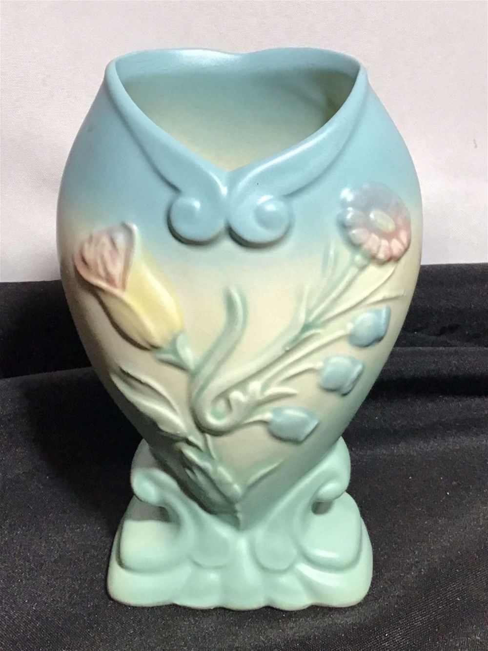 Lot 218: Hull Art Bowknot Vase